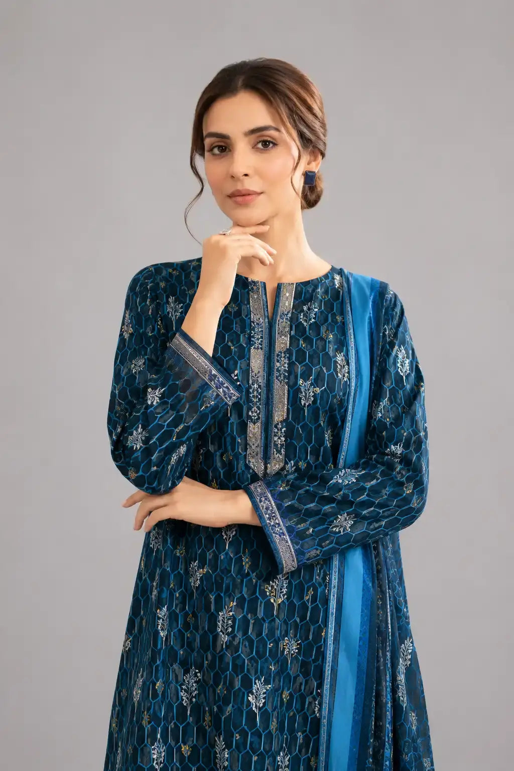 Woman wearing a blue elegant print design